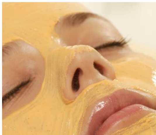 Nanela smesu od kurkume na lice i sačekala 10 minuta! SVI JE MOLE ZA RECEPT!