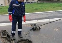 IZVUKLI “KAPITALCA” OD DVA METRA IZ KANALIZACIJE: Radnici ŠOKIRANI prizorom u naselju Vojvode Vlahovića! (FOTO)