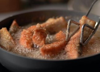 Dok pržite ribu, dodajte ovaj jedan sastojak u tiganj: Neprijatni mirisi nestaju, a ukus će vas raspametiti