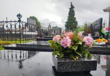 Žena je na svoj nadgrobni spomenik uklesala jednu rečenicu i postala hit u regionu: Samo za ljubitelje crnog humora (foto)