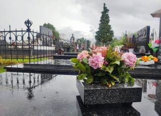 Žena je na svoj nadgrobni spomenik uklesala jednu rečenicu i postala hit u regionu: Samo za ljubitelje crnog humora (foto)