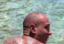 Bio sam u Grčkoj, a kada sam IZAŠAO IZ MORA SA OVIM NA LEĐIMA ljudi su bežali od mene i vrištali: Snimak zbog kog je internet POLUDEO – i jeziv i neverovatan u isto vreme