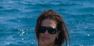 Ima 100 kg, a u providnoj haljini izgleda kao boginja! Vidi se celulit, gaćice i veći stomak, a kažu da nema lepše žene