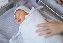 “Bio sam tek rođena beba kada me majka ostavila ispred javnog WC: U 58. godini sam je našao, a njene reči ujedaju za srce”