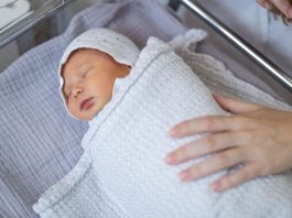 “Bio sam tek rođena beba kada me majka ostavila ispred javnog WC: U 58. godini sam je našao, a njene reči ujedaju za srce”