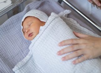 “Bio sam tek rođena beba kada me majka ostavila ispred javnog WC: U 58. godini sam je našao, a njene reči ujedaju za srce”