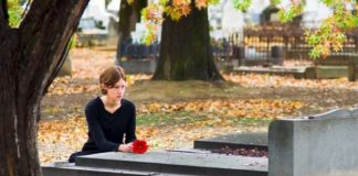 Dva meseca je na grobu muža viđala TUĐE cveće: Pomislila da je imao ljubavnicu, pa doživela još veći ŠOK!