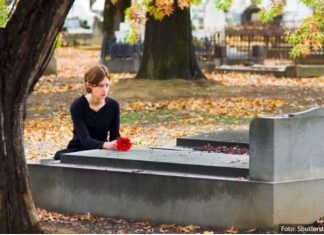 Dva meseca je na grobu muža viđala TUĐE cveće: Pomislila da je imao ljubavnicu, pa doživela još veći ŠOK!