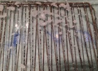 VIŠE NIKAD NEĆETE MORATI DA RIBATE REŠETKE IZ RERNE: Uradite ovo i gledajte kako prljavština sama spada! (FOTO)