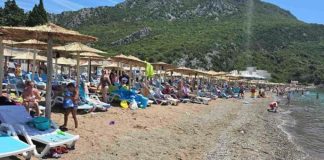 Snimili djevojku na Crnogorskom primorju dok u plićaku radi nesvakidašnju stvar: “Pa, stvarno, pored ovakve prirode i čistog mora…” (VIDEO)