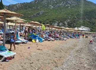 Snimili djevojku na Crnogorskom primorju dok u plićaku radi nesvakidašnju stvar: “Pa, stvarno, pored ovakve prirode i čistog mora…” (VIDEO)