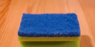 CEO ŽIVOT PEREMO SUDOVE, A NISMO ZNALI ŠTA SVAKA BOJA SUNĐERA PREDSTAVLJA: Ima posebnu ulogu, evo kada se koji zapravo koriste!