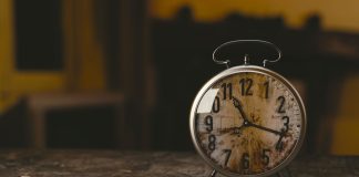 SAT NIKAKO NE SMIJETE DRŽATI NA OVOM MJESTU U KUĆI: Mnogi to ne znaju, a priziva NESREĆU!