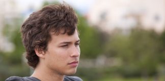 Sa 23 godine preuzeo sam brigu o mlađem bratu: 12 godina me zvao “tata”, a ja sam krio tajnu, nemam srca da mu kažem istinu