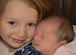 Beba je vrištala kad kod je starija sestra zagrli: Roditelji našli ćerku na podu, a onda otkrili jezivu istinu