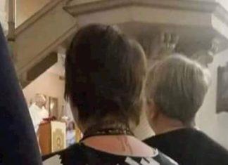 Žena je postala hit na Fejsu zbog majice u kojoj je došla na misu, morate vidjeti što je obukla