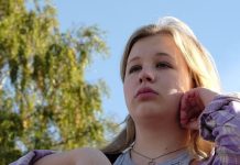 Svekrva mi je na dan venčanja dala snimak i rekla da ga pogledam prve bračne noći: Kad smo muž i ja videli šta je na njemu, propali smo u zemlju od sramote