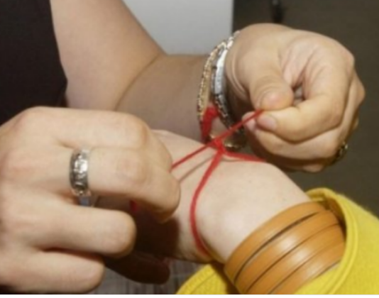 MNOGI NOSE CRVENI KONAC OKO RUKE, A NEMAJU POJMA ŠTA TO ZNAČI: Evo šta on simbolizuje