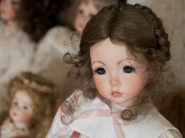 Važio je za intelektualca sa brilijantnim umom, a kod kuće se igrao s porelanskim lutkama: Kad je otkriveno šta se krije unutar lutaka svet je zanemeo