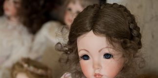 Važio je za intelektualca sa brilijantnim umom, a kod kuće se igrao s porelanskim lutkama: Kad je otkriveno šta se krije unutar lutaka svet je zanemeo