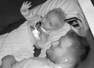 BEBA JE IZ KREVETA UPORNO MAHALA NEKOME: Kada je otac pregledao SNIMAK, umro je od straha (VIDEO)