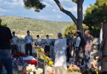 Pokojnika u Rogoznici spustili na zemlju, kada su svi očekivali popov glas, začulo se nešto jezivo: Svi su gutali suze i knedle u grlu
