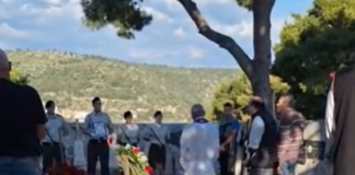 Pokojnika u Rogoznici spustili na zemlju, kada su svi očekivali popov glas, začulo se nešto jezivo: Svi su gutali suze i knedle u grlu
