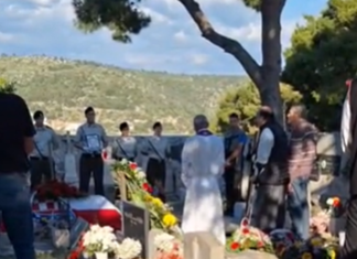 Pokojnika u Rogoznici spustili na zemlju, kada su svi očekivali popov glas, začulo se nešto jezivo: Svi su gutali suze i knedle u grlu