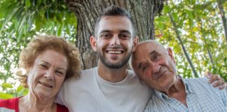 “Javno se odričemo našeg sina, on, zajedno sa snajkom, za nas više jednostavno ne postoji”: Roditelji se odrekli sina preko novina a njegova reakcija šokira