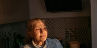 Godinama sam menjale pelene bolesnom ocu moje snaje, a kad je umro sačekao me je hladan tuš: Ono što su mi priredili sin i snaja nikada im neću zaboraviti