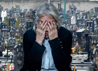 SILVIJA JE 43 GODINE POSJEĆIVALA POGREŠAN GROB: Bila ubijeđena da pali svijeću ocu, a kad je otkrila istinu, umalo se srušila