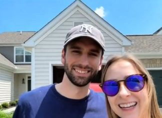 Sara je sa mužem kupila kuću iz snova ne sluteći šta će ih tamo snaći: Kad je pogledala u ogledalo zanemela je od šoka