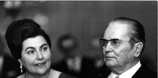 Osvanuo venčani list Tita i Jovanke, i pun je misterija: Venčali su se tajno, a ovi detalji na papiru “bodu oči”