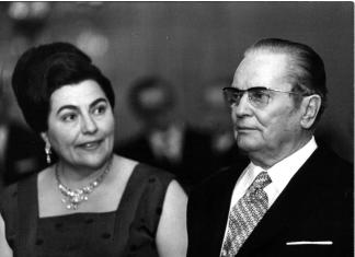 Osvanuo venčani list Tita i Jovanke, i pun je misterija: Venčali su se tajno, a ovi detalji na papiru “bodu oči”