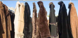 OTKRIVENO ODAKLE STIŽE ODEĆA KOJA SE PRODAJE U SEKEND-HEND RADNJAMA: Ima ih na svakom ćošku, mnogi setamo oblače od glave do pete