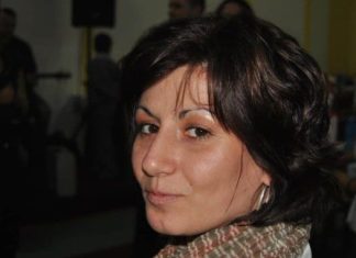 ŠTA ODAJE NEKULTURNU ŽENU: Obratite pažnju da li radi ove 4 stvari i sve će vam biti jasno! (FOTO)