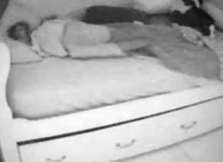 Sakrila kameru u sobu svoje kćerke jer je sumnjala da dovodi dečka noću, istina je biIa mnogo gora: Kada je vidjela šta je izašIo ispod kreveta prestarvila se……(Video)