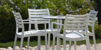 Kako najlakše očistiti bele plastične stolice? Trikovi uz koje će blistati kao da su sada stigle iz fabrike