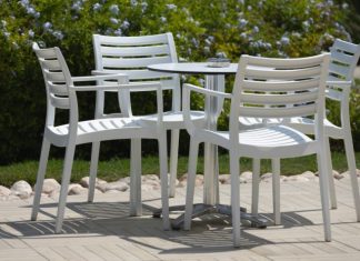 Kako najlakše očistiti bele plastične stolice? Trikovi uz koje će blistati kao da su sada stigle iz fabrike