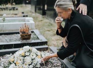 Dva meseca je na grobu muža viđala TUĐE cveće: Pomislila da je imao ljubavnicu, pa doživela još veći ŠOK!