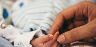 Liječnici su ostali zapanjeni onim što su iz majčine utrobe iznjedrili nakon poroda koji je trajao 8 sati (FOTO).