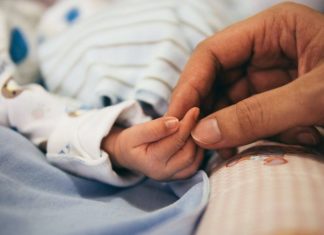 Liječnici su ostali zapanjeni onim što su iz majčine utrobe iznjedrili nakon poroda koji je trajao 8 sati (FOTO).