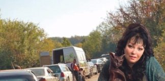 KOD LESKOVCA SE POJAVILA NOVA BABA VANGA! Hiljade ljudi danima čeka da ih leči ‘VIDOVITA’ MARINA!