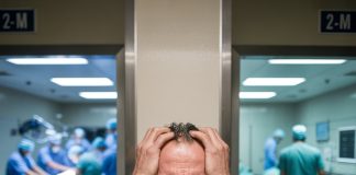 U operacionoj sali, hirurg je morao da bira: spasiti svoju ženu ili gradonačelnika. Izabrao je gradonačelnika. Godinama kasnije, saznao je istinu o toj noći koja ga je slomila.