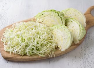 SVI GRIJEŠE U OVOME KADA PRAVE KUPUS SALATU: Trik je u sastojku koji se dodaje na samom kraju i potpuno mijenja ukus