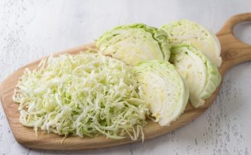 SVI GRIJEŠE U OVOME KADA PRAVE KUPUS SALATU: Trik je u sastojku koji se dodaje na samom kraju i potpuno mijenja ukus