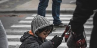 Suze na pločniku: Priča o dječaku koji je tražio hljeb, a pronašao sudbinu