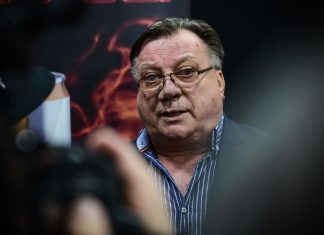 Ovo su 3 osobe sa kojima Halid Bešlić nije pričao: Prevarili ga na gnusan način, on im sve halalio i jednom rečenicom postideo