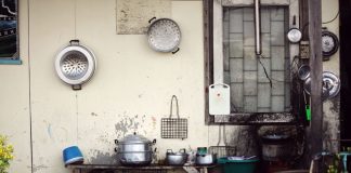 Veruje se da ovaj predmet ispred ulaznih vrata tera lošu sreću, a priziva blagostanje i novac u kuću