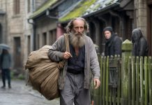 Svi su se rugali starcu što živi sam, a onda su otkrili šta radi svake noći